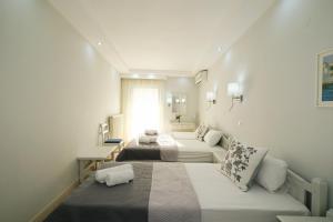 Cama ou camas em um quarto em Ifestos Hotel