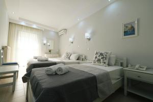 Cama ou camas em um quarto em Ifestos Hotel