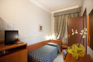 TV a/nebo společenská místnost v ubytování Hotel Emmaus