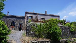 ein Steinhaus mit einem Weg hinauf in der Unterkunft Casa Etnea in Trecastagni