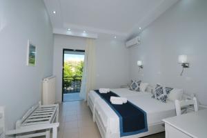 Cama ou camas em um quarto em Ifestos Hotel