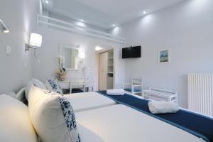 Cama ou camas em um quarto em Ifestos Hotel