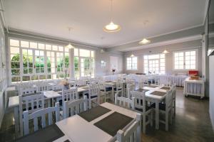 Um restaurante ou outro lugar para comer em Ifestos Hotel