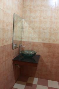 Kamar mandi di Maehaad Guesthouse