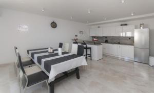 Kuchyň nebo kuchyňský kout v ubytování XXL Villa Vista - Heated Pool
