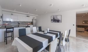 Kuchyň nebo kuchyňský kout v ubytování XXL Villa Vista - Heated Pool