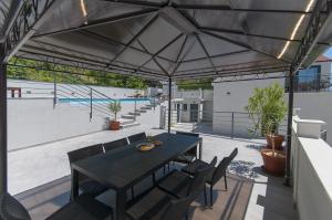 Bazén v ubytování XXL Villa Vista - Heated Pool nebo v jeho okolí