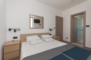 Postel nebo postele na pokoji v ubytování XXL Villa Vista - Heated Pool