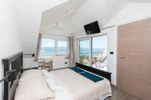 Postel nebo postele na pokoji v ubytování XXL Villa Vista - Heated Pool