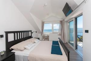 Postel nebo postele na pokoji v ubytování XXL Villa Vista - Heated Pool
