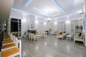 Uma área de estar em Ifestos Hotel
