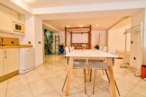 a kitchen and dining room with a table and chairs at Altair 11 in El Puerto de Santa María