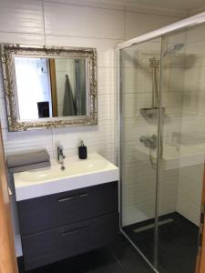 La salle de bains est pourvue d'un lavabo et d'une douche avec un miroir. dans l'établissement Holiday Home Ivan, à Peroj
