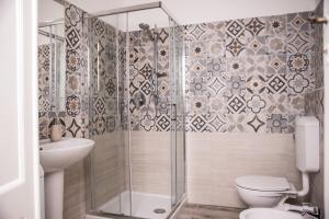 Et badeværelse på B&B LE TRE CHIOCCIOLE + 30 billeder