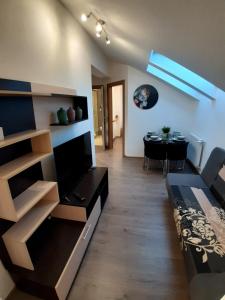 ein Wohnzimmer mit einem Sofa und einem Tisch in der Unterkunft Hrnčiarska Apartments in Košice