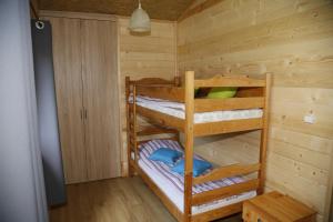 Palanda nebo palandy na pokoji v ubytování CampCity Frombork