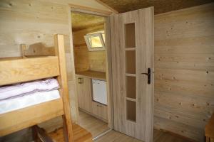Postel nebo postele na pokoji v ubytování CampCity Frombork