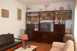 a living room with a couch and a tv at Pousada das Orquideas de Jau in Jaú