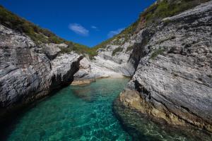 a view of a river between two rocky cliffs at The Sea House Apartments in Vis
