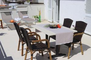 ein Tisch und vier Stühle auf einer Terrasse in der Unterkunft App Sanny with nice terrace in Malinska
