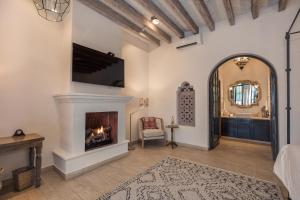 sala de estar con chimenea y espejo en Casa Delphine, en San Miguel de Allende
