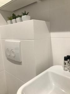 un bagno bianco con vasca e lavandino di SŁOŃCE WODA LAS Apartament No 11A a Kielce
