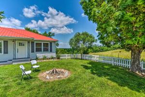 Photo de la galerie de l'établissement Cottage with Deck and Yard 2 Mi to Dale Hollow Lake!, à Byrdstown