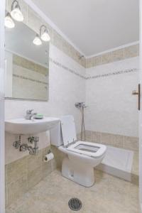 łazienka z toaletą i umywalką w obiekcie 3- Sea view luxury suite in the center of Rhodes! w mieście Rodos