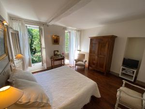 sypialnia z białym łóżkiem i oknem w obiekcie Gite De Charme Au Bord Du Tarn w mieście Marssac-sur-Tarn