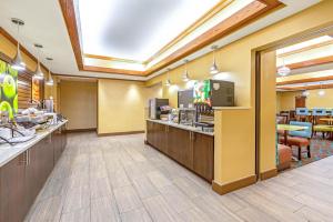 Kuchyň nebo kuchyňský kout v ubytování La Quinta by Wyndham Midwest City - Tinker AFB