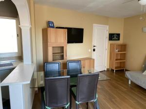 TV a/nebo společenská místnost v ubytování Apartamentos SOL y PLAYA Torremolinos