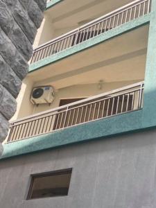 balkon budynku z wentylatorem w obiekcie Apartment In Kutaisi Center w Kutaisi