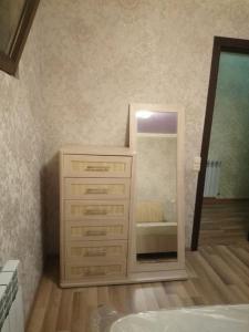 łazienka z komodą i lustrem w obiekcie Apartment In Kutaisi Center w Kutaisi