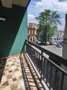 balkon z widokiem na ulicę w obiekcie Apartment In Kutaisi Center w Kutaisi