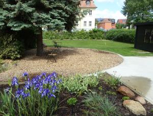 A garden outside Ferienwohnungen 'An der Schlossinsel' mit Wasserzugang