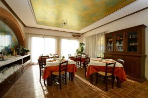 a dining room with tables and chairs and a ceiling at Agriturismo Bacche di Bosco in Verona