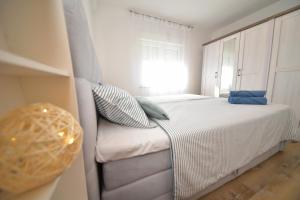 Postel nebo postele na pokoji v ubytování Apartmani Rudius