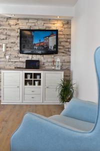 TV a/nebo společenská místnost v ubytování Apartmani Rudius