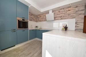 Kuchyň nebo kuchyňský kout v ubytování Apartmani Rudius