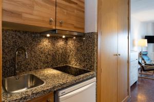 Kuchyň nebo kuchyňský kout v ubytování Hotel Apartamentos Bajondillo