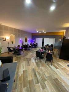 - une salle à manger avec des tables et des chaises dans l'établissement L'Hôtel du Lac Casteljaloux, à Casteljaloux