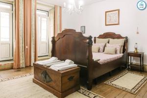 una camera con letto in legno e pediera in legno di Casa da Tapa 7 a Vila Pouca de Aguiar