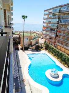 uma vista superior de uma piscina em frente a um edifício em Apartamento Ronda IV - Los Boliches em Fuengirola