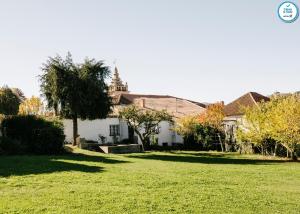 una casa bianca con un albero in cortile di Casa da Tapa 7 a Vila Pouca de Aguiar