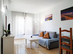 salon z niebieską kanapą i stołem w obiekcie Apartamento Ronda IV - Los Boliches w mieście Fuengirola