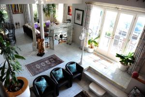 Corseaux Beach rooms-Riviera Beach apartments的休息区