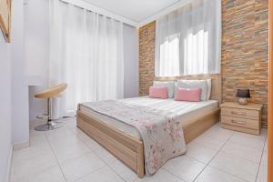Ένα ή περισσότερα κρεβάτια σε δωμάτιο στο 3- Sea view luxury suite in the center of Rhodes!