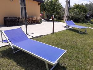 ein paar blaue Betten auf dem Rasen in der Unterkunft B&b A casa della nonna in Paestum