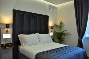 Antares Luxury Rooms 객실 침대