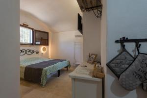 una pequeña habitación con una cama y una mesa en L'agritrullismo degli Imperiali, en Francavilla Fontana 41 fotos más